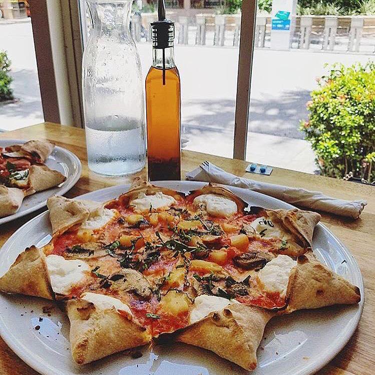 Mister O1 Extraordinary Pizza Restaurant in Miami Beach, Pizzeria